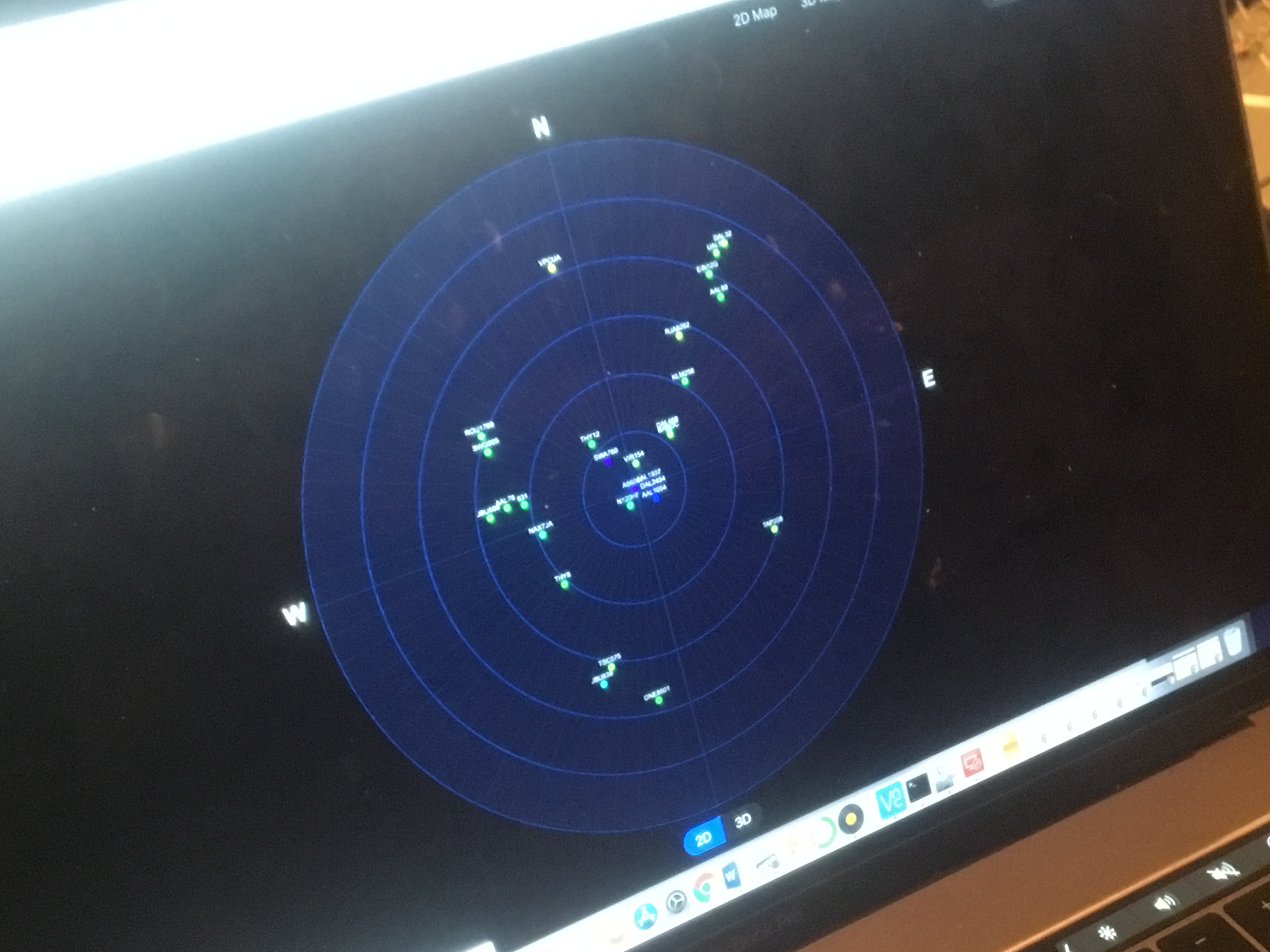 Radar display showing airplanes